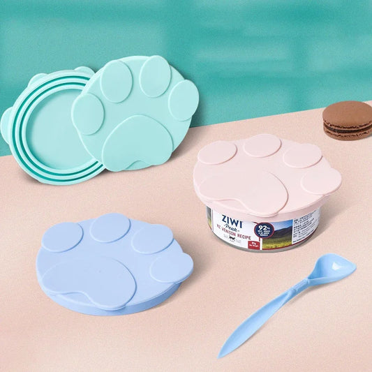 2-in-1 Silicone Pet Food Cover & Spoon Set – Keeps Pet Food Fresh, Mess-Free, and Easy to Serve